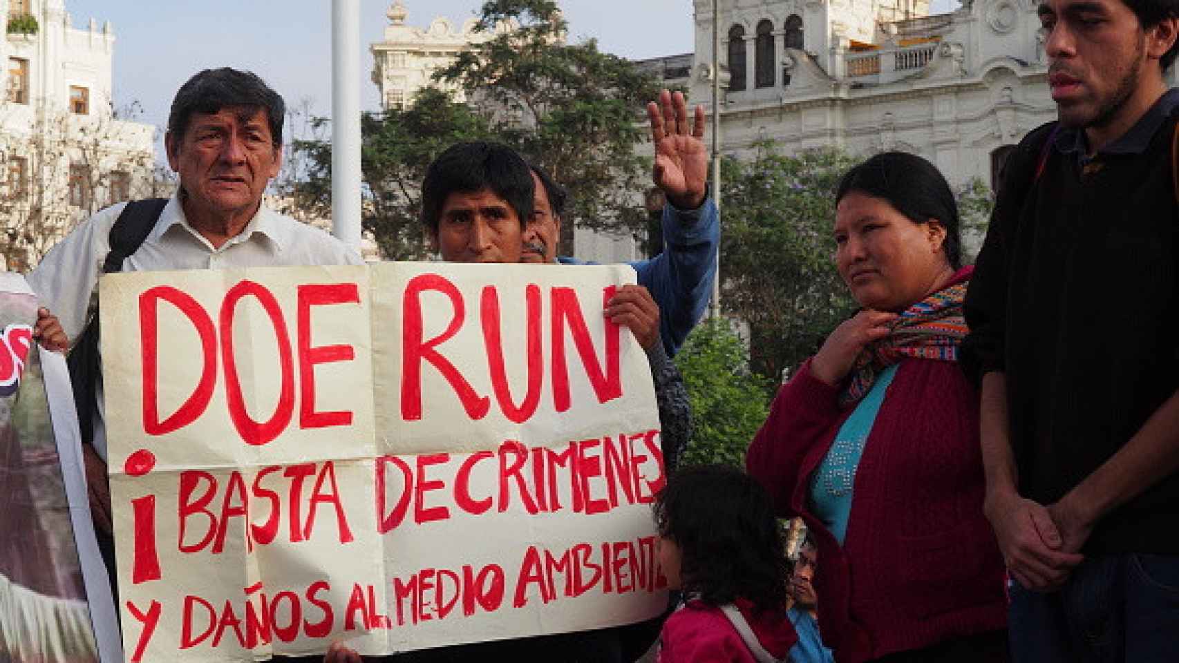 Varios vecinos sostienen una pancarta en una marcha celebrada en Lima para pedir el cese de la contaminación minera en 2017.