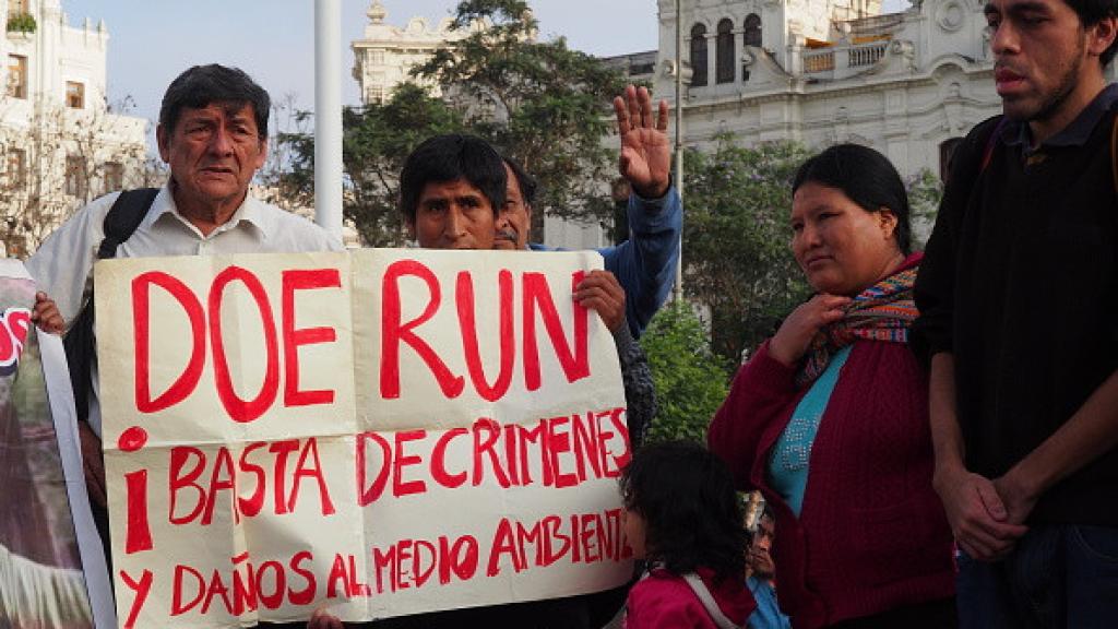 Varios vecinos sostienen una pancarta en una marcha celebrada en Lima para pedir el cese de la contaminación minera en 2017.