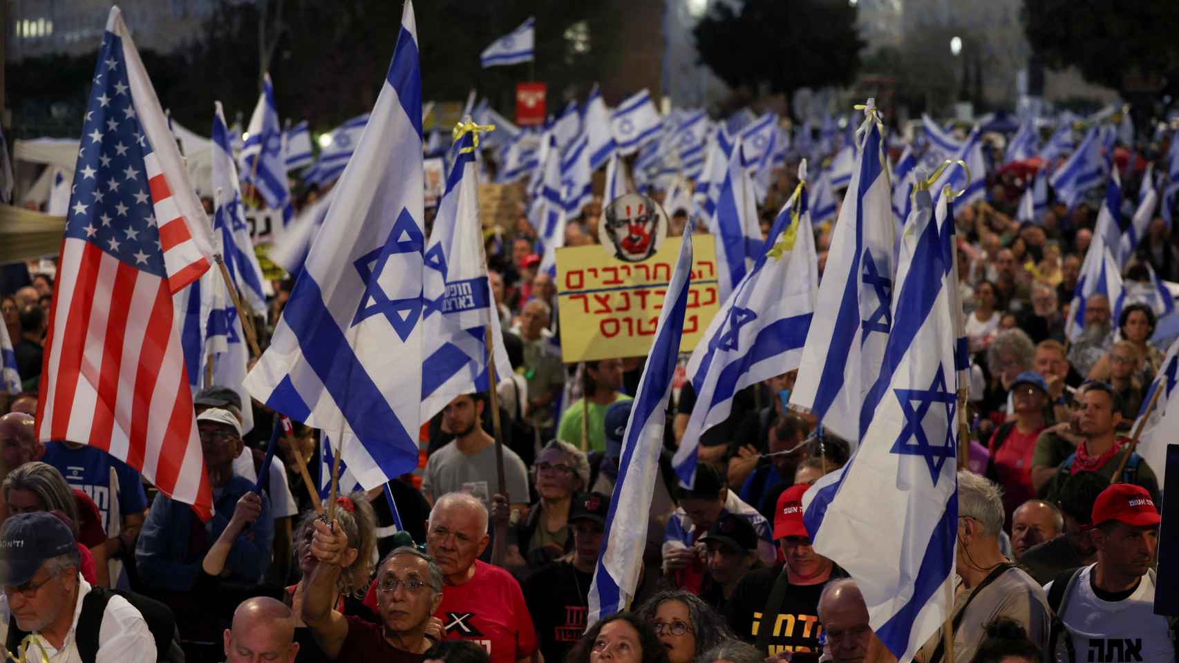 Miles de personas protestan en Jerusalén contra Benjamin Netanyahu este lunes.