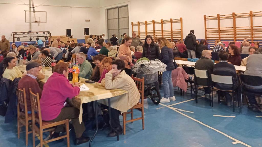Los vecinos, guarecidos en el pabellón de deportes