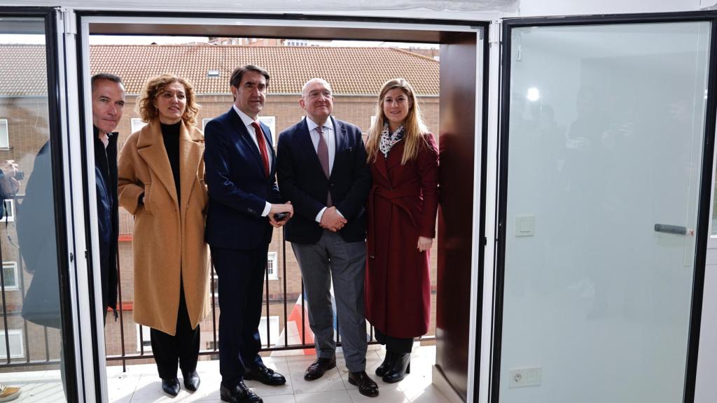 El consejero de Medio Ambiente, Vivienda y Ordenación del Territorio, Juan Carlos Suárez-Quiñones, acompañado del alcalde de Valladolid, Jesús Julio Carnero, ha visitado esta mañana la rehabilitación ya finalizada del Edificio Puente Colgante