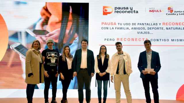 El presidente de la Junta de Castilla y León, Alfonso Fernández Mañueco, junto a los creadores de contenido del proyecto 'Pausa y reconecta'