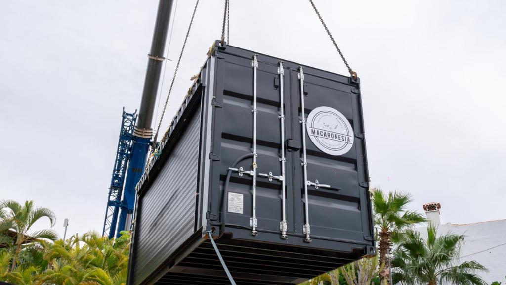 Macaronesia Food Truck, el contenedor reciclado en una playa de Tenerife.