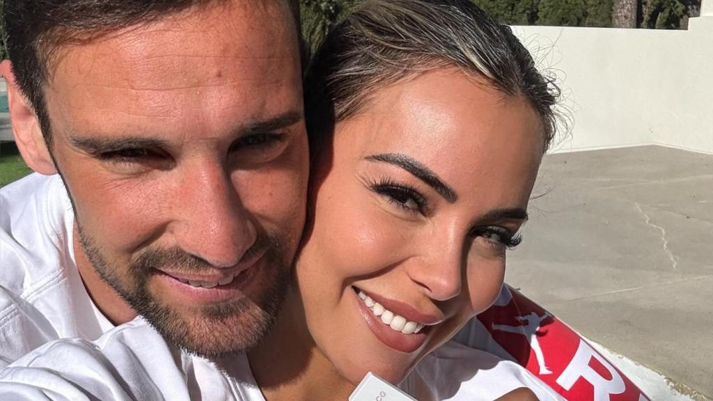 Alba Silva y Sergio Rico posando, felices, junto al test de embarazo que ha dado positivo.