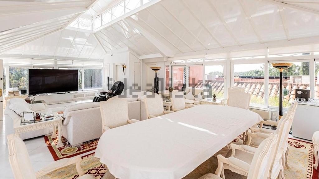 Uno de los salones de la mansión que vende José Luis Moreno.