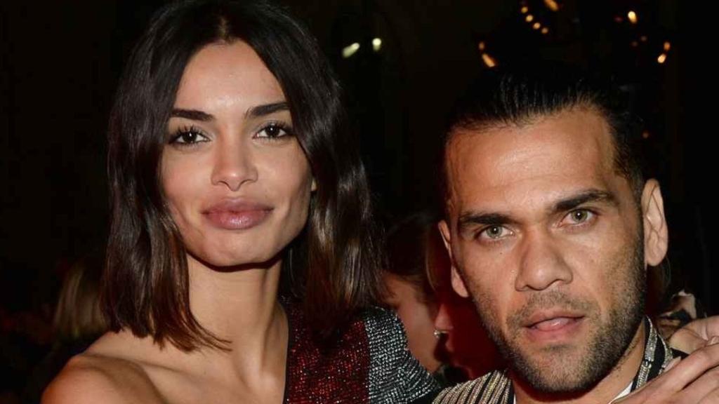 Joana Sanz y Dani Alves, junto a la imagen que ha subido la modelo de los dos, en un fotomontaje de El Español.