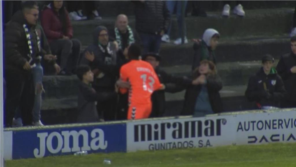 Sarr, del Rayo Majadahonda, se enfrenta a la grada del Sestao River por insultos racistas