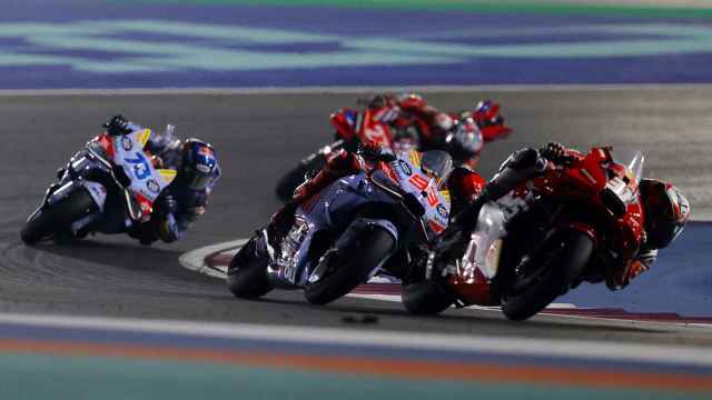 Pedro Acosta y Marc Márquez disputándose una posición en el Gran Premio de Qatar 2024