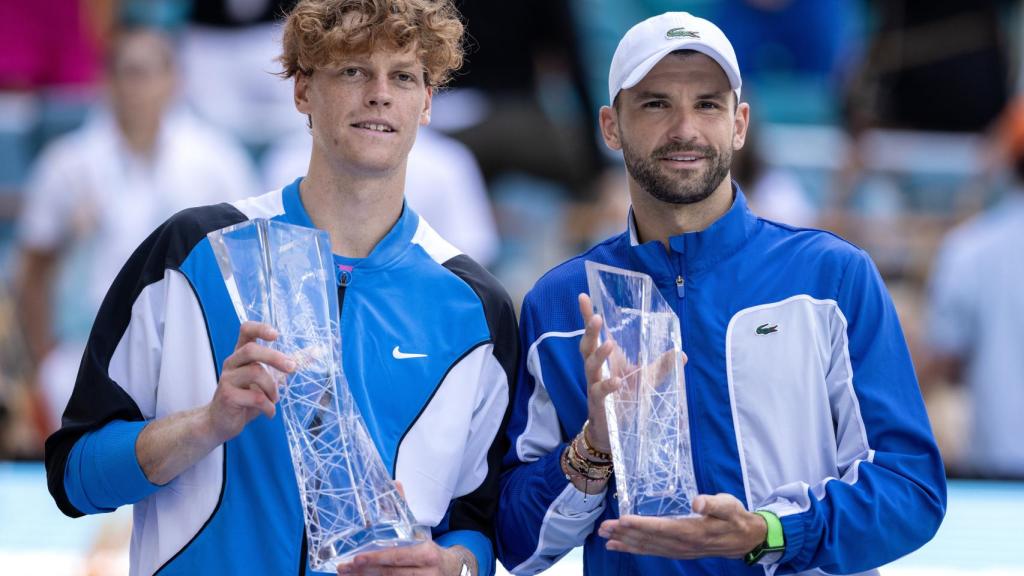 Jannik Sinner posa con el título de campeón en Miami junto a Grigor Dimitrov (derecha).