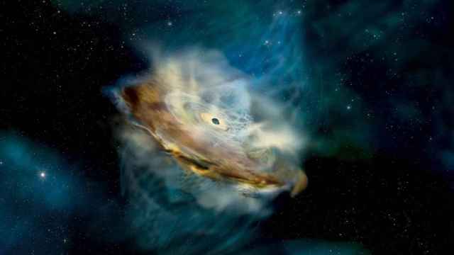 Ilustración que muestra la corona de un agujero negro supermasivo donde aparecen remolinos cónicos y pálidos sobre el disco de acreción. NASA
