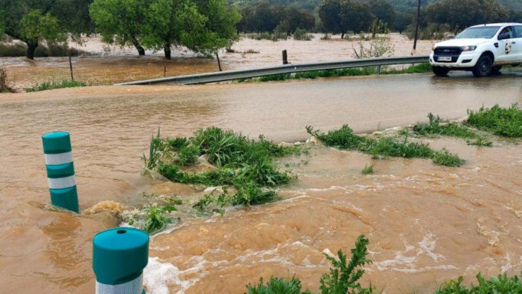 Tres carreteras de la Diputación permanecen cortadas por las abundantes lluvias caídas en las últimas horas. Fotos: Diputación de Ciudad Real