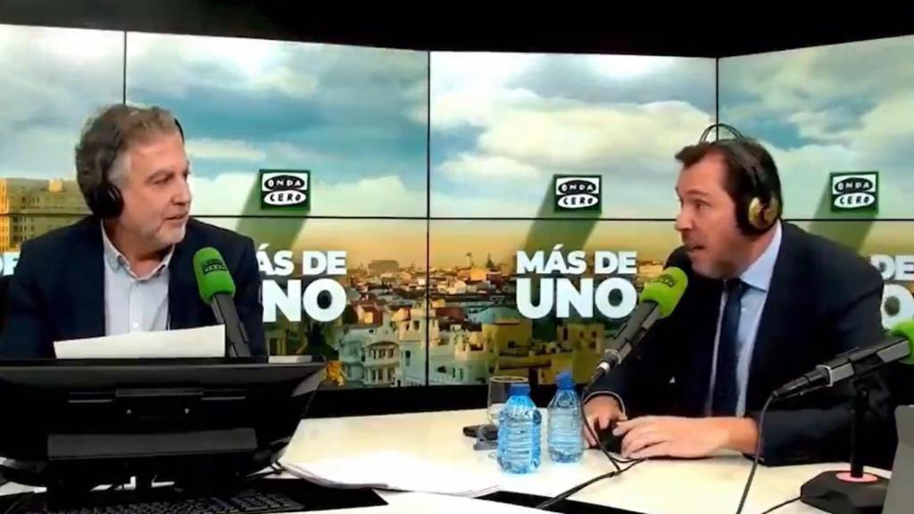 El ministro de Transporte, Óscar Puente, durante la entrevista en Onda Cero con Carlos Alsina (izquierda).