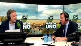 El ministro de Transporte, Óscar Puente, durante la entrevista en Onda Cero con Carlos Alsina (izquierda).