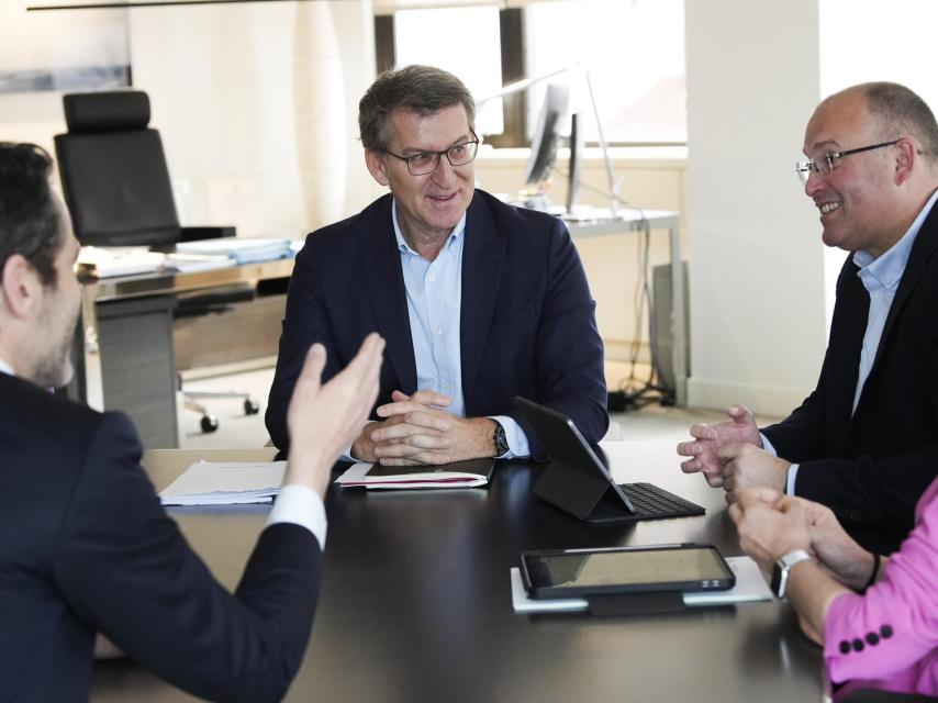 Feijóo, junto a miembros del comité de dirección del PP, este lunes en Génova.