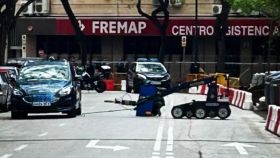 El robot de los tedax analizando un vehículo este lunes en Málaga.