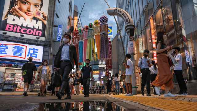 Peatones caminan en una calle en el distrito de Shibuya, Tokio.