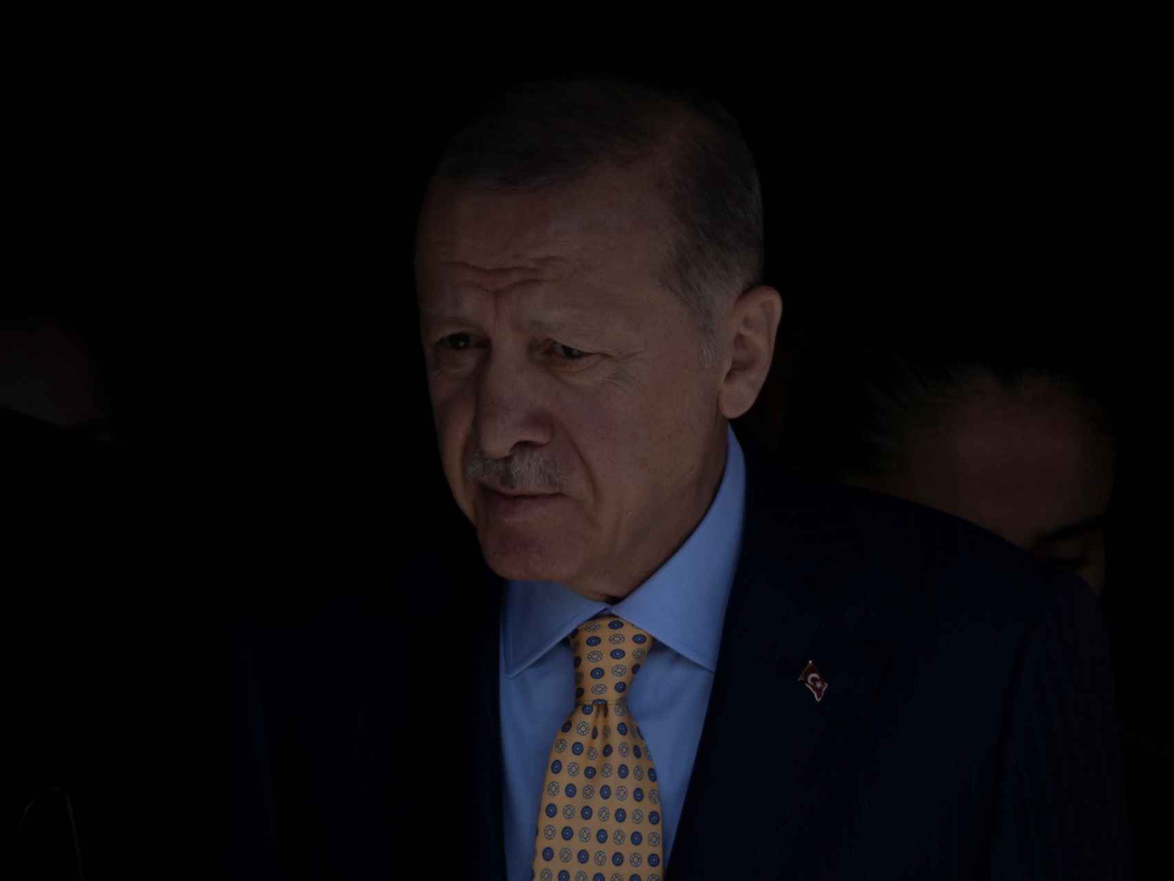 El presidente turco Tayyip Erdogan deposita su voto en Estambul el domingo 31 de marzo.
