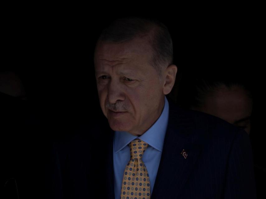 El presidente turco Tayyip Erdogan deposita su voto en Estambul el domingo 31 de marzo.