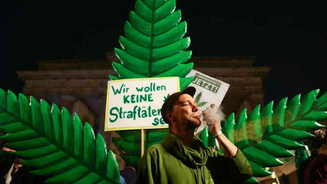 Berlineses celebran la entrada en vigor que despenaliza el consumo recreativo de la marihuana.