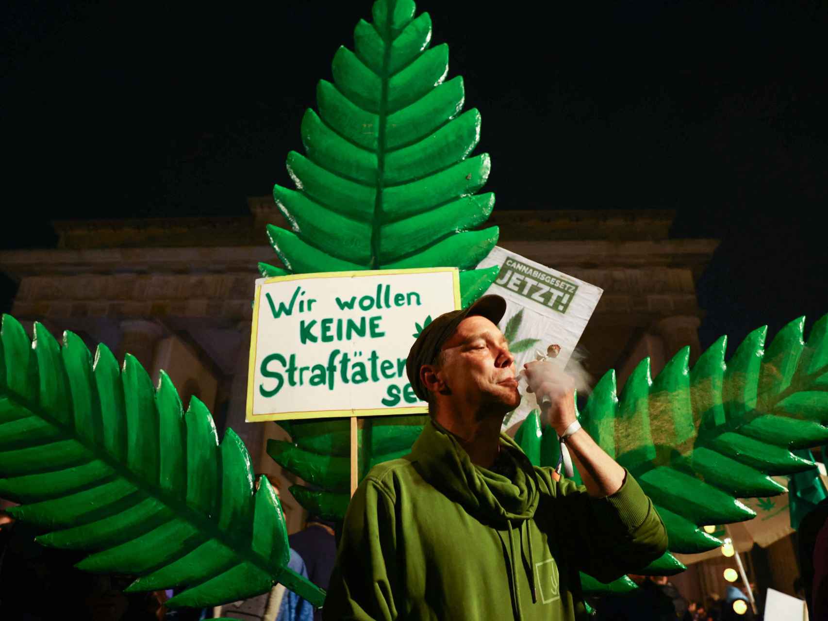 Berlineses celebran la entrada en vigor de la ley que despenaliza el consumo recreativo de marihuana.