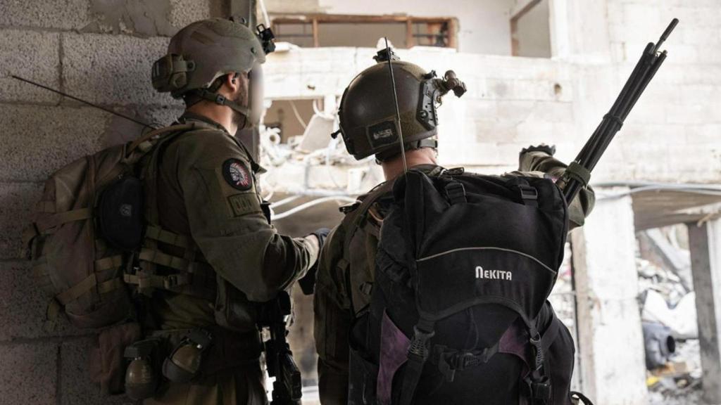 Soldados israelíes alrededor del hospital Al Shifa.