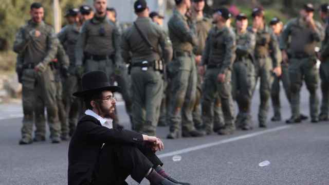 La policía desplegada como judíos ultraortodoxos bloquea la carretera principal durante una protesta contra el reclutamiento del ejército, cerca de Bnei Brak, Israel, el 01 de abril de 2024.