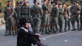 La policía desplegada como judíos ultraortodoxos bloquea la carretera principal durante una protesta contra el reclutamiento del ejército, cerca de Bnei Brak, Israel, el 01 de abril de 2024.