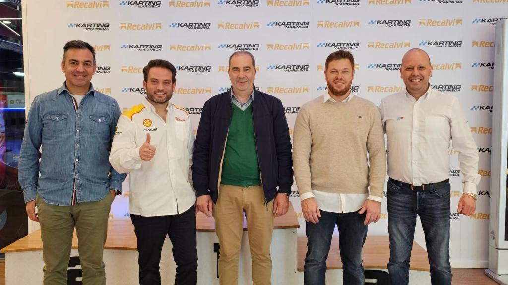 Adrián Fernández y Oscar Iglesias, socios de Karting Marineda; Manuel Castro, responsable de la Factoría de Pilotos; Santi Martínez, de la Escudería IRT; y Antonio Rodríguez Troitiño, presidente de la FGA