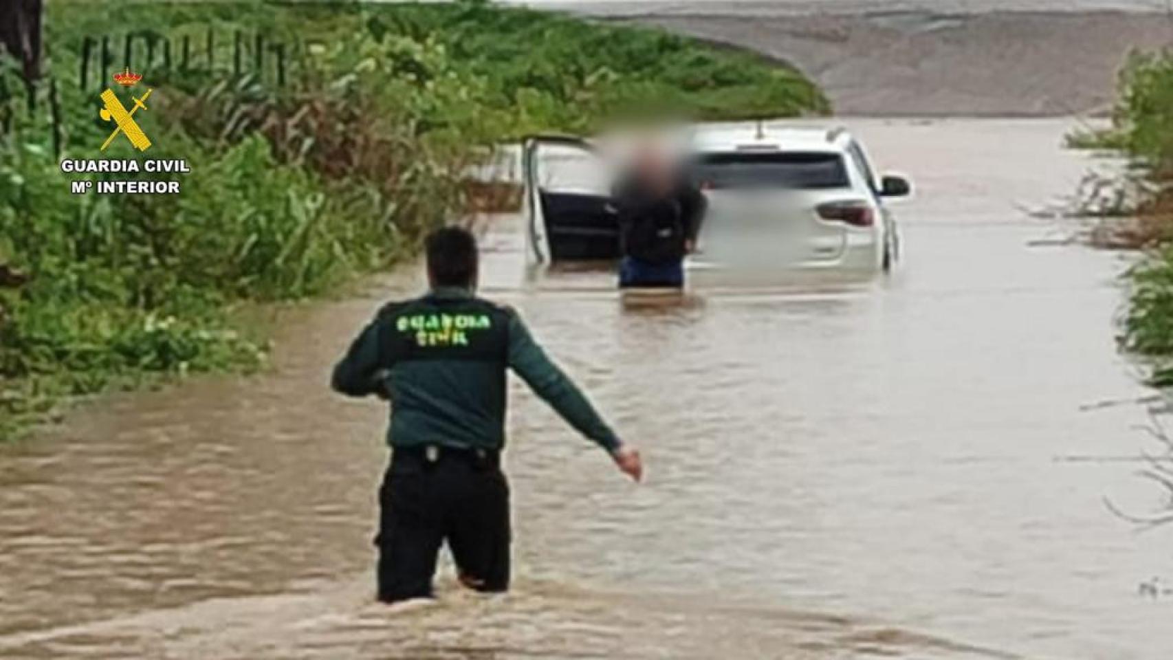 La Guardia Cvil, durante el rescate.