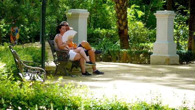 Una pareja se abanica en el Parque de Maria Luisa