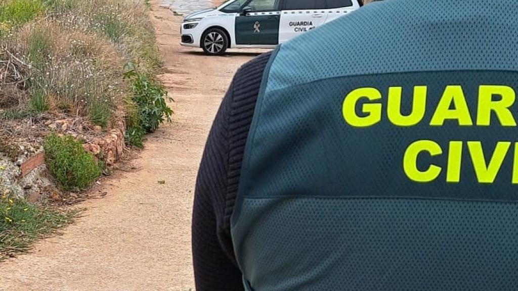 Un agente de la Guardia Civil en el lugar donde fue hallado el cadáver.