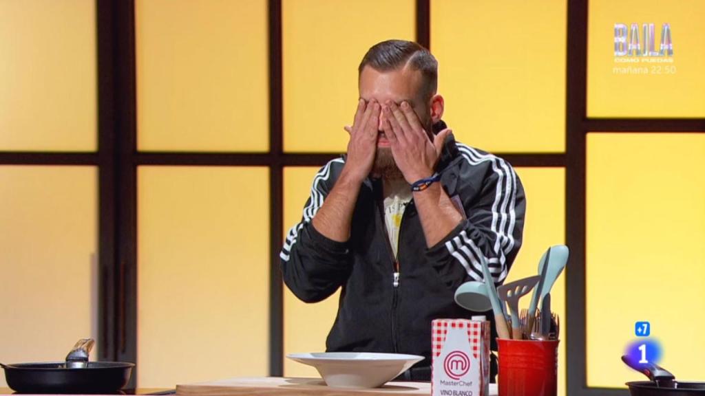 David, secándose las lágrimas en 'MasterChef'.