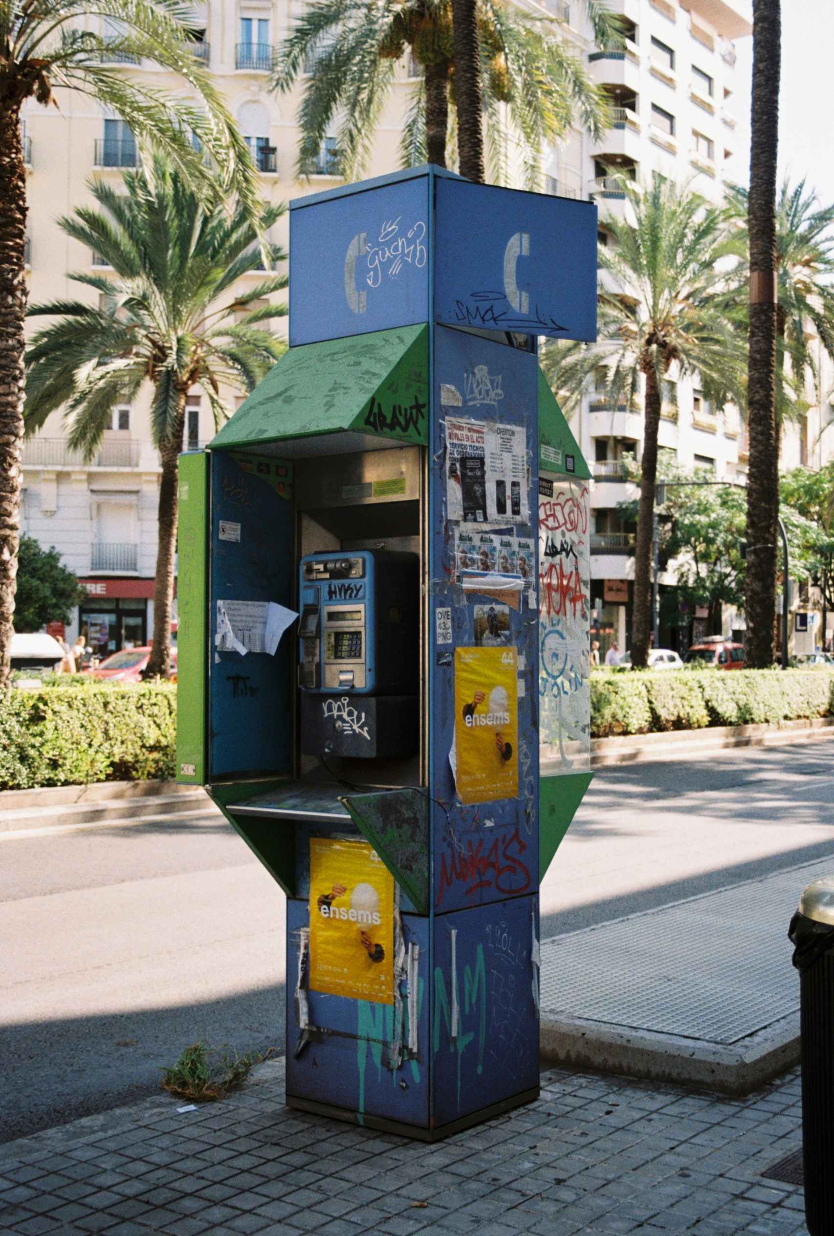 Cabina telefónica en el barrio de Ruzafa de Valencia, imagen de archivo. Raquel Granell