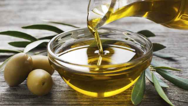 Un cuenco con aceite de oliva