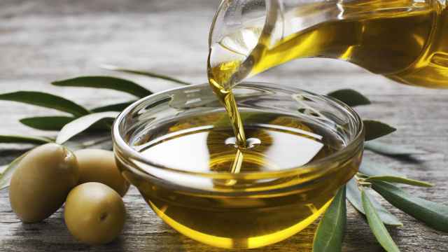 Un cuenco con aceite de oliva.