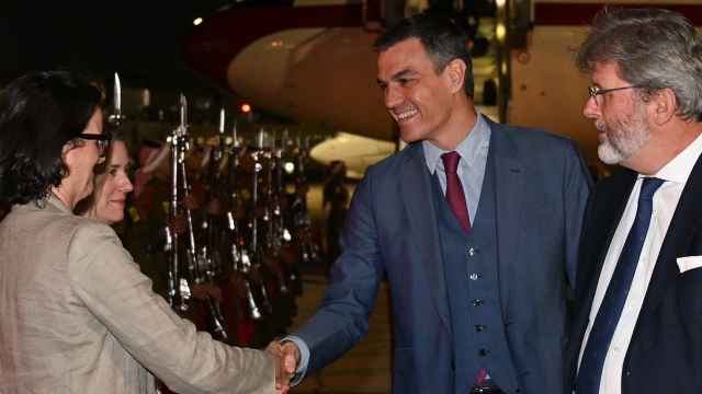 El presidente del Gobierno, Pedro Sánchez, a su llegada a Jordania este lunes por la noche. A su izquierda, el embajador de España en el país árabe Miguel de Lucas González.