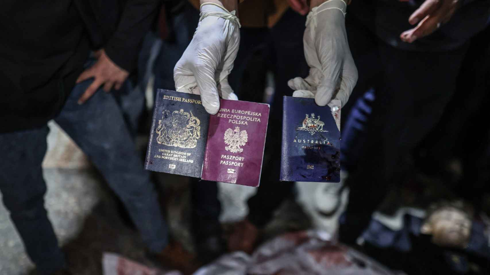 Imagen de los pasaportes de los trabajadores de la ONG.