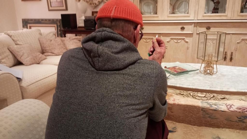 Julio, de 76 años, fumándose un pitillo en su casa mientras relata el terrible robo que ha sufrido.
