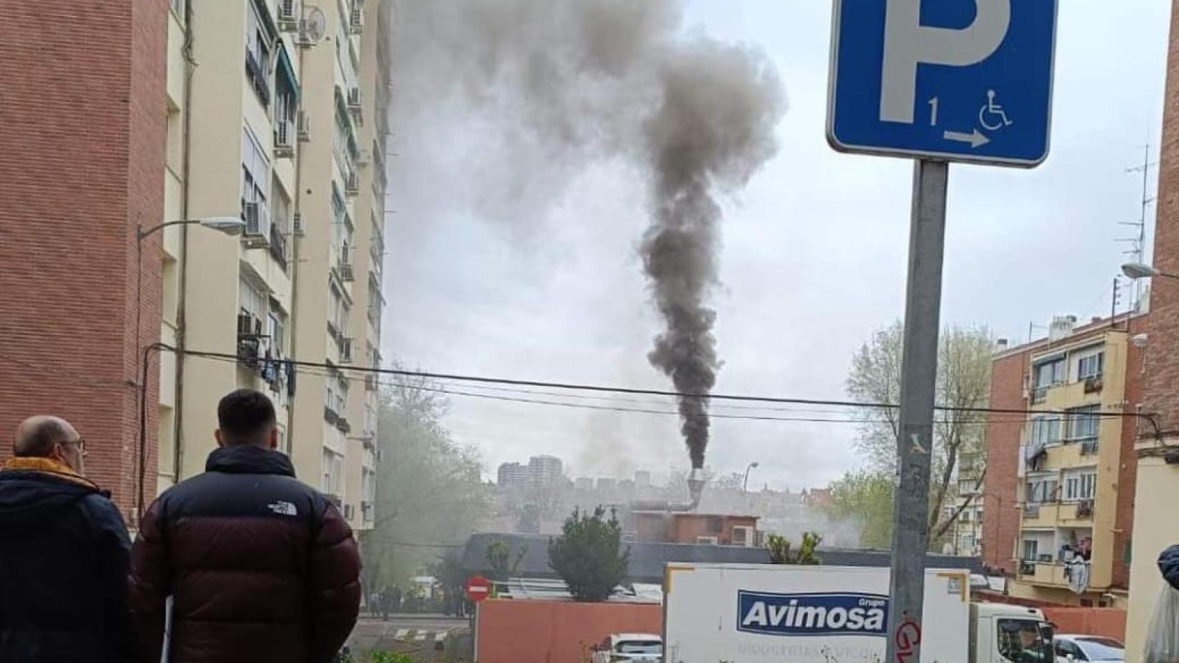 La llamarada de humo del incendio de Casa Pepe.