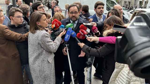 Paco Núñez atiende a los periodistas este martes a las puertas de Génova.