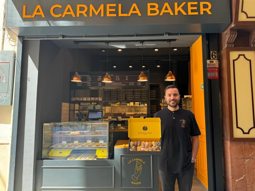 Guille posa en la entrada de La Carmela Baker.