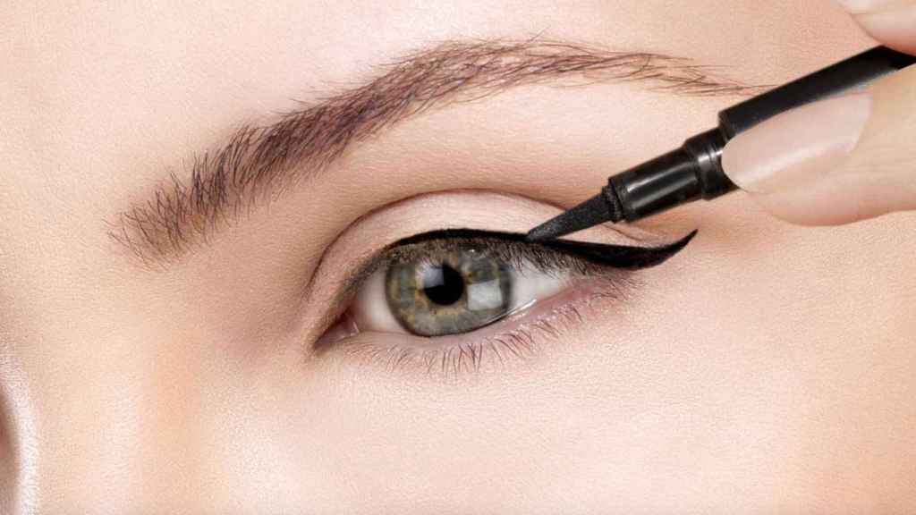 Qué es el eyeliner tilde: la nueva técnica de maquillaje para evitar el párpado caído.