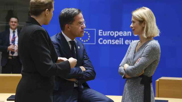 Mark Rutte conversa con Kaja Kallas durante una reunión del Consejo Europeo