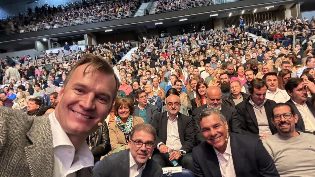 Meinrad Spenger, Ludovich Pech y Germán López junto a otros directivos en la presentación de MásOrange