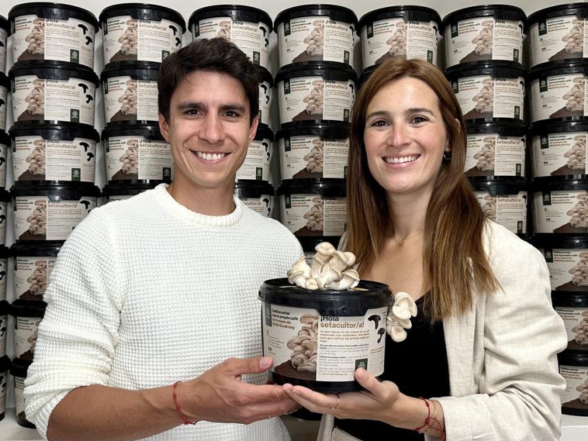 Los fundadores de la marca, junto a su producto estrella.