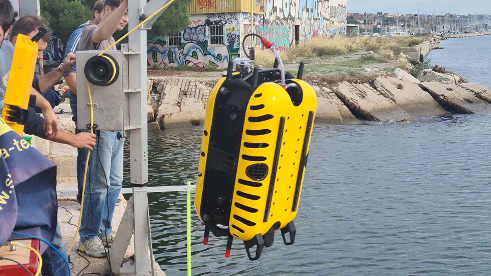 Robot subacuático Tortuga XP4 desplegándose