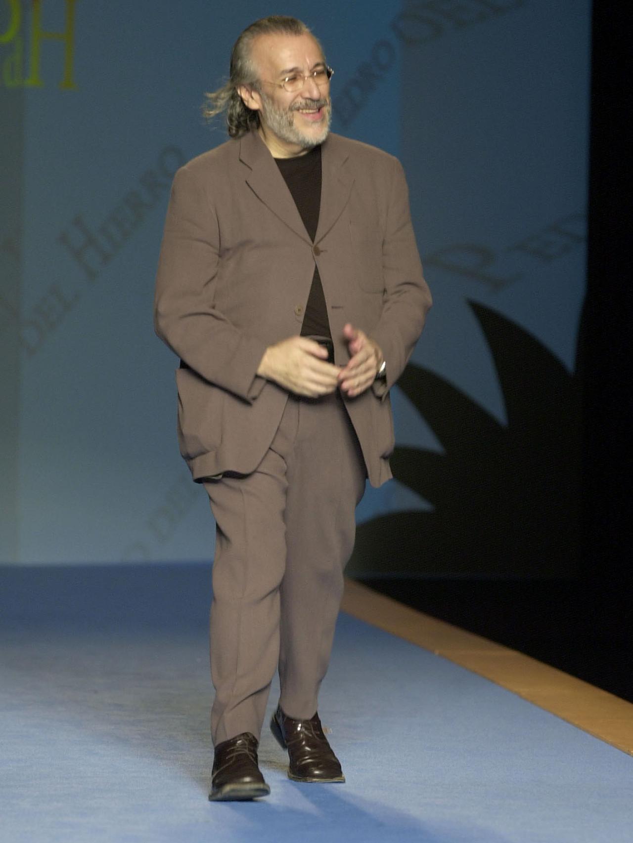 Pedro del Hierro, saludando tras su desfile, en 2001.