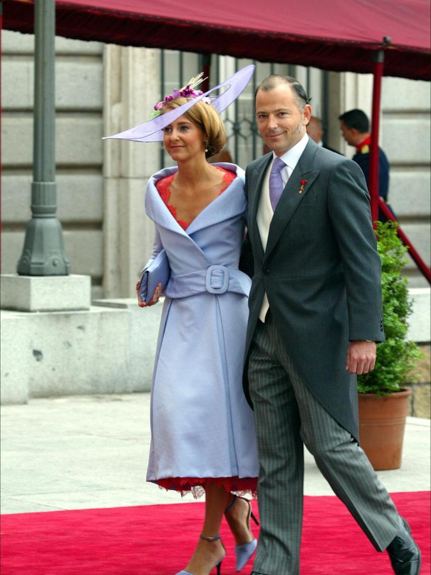 Kubrat de Bulgaria y su mujer, Carla Royo Villanova, vestida de Pedro del Hierro, en la boda de los reyes Felipe y Letizia, en 2004.