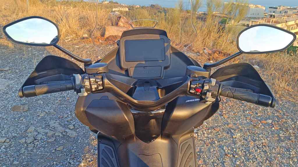 Panel de mando de esta motocicleta.