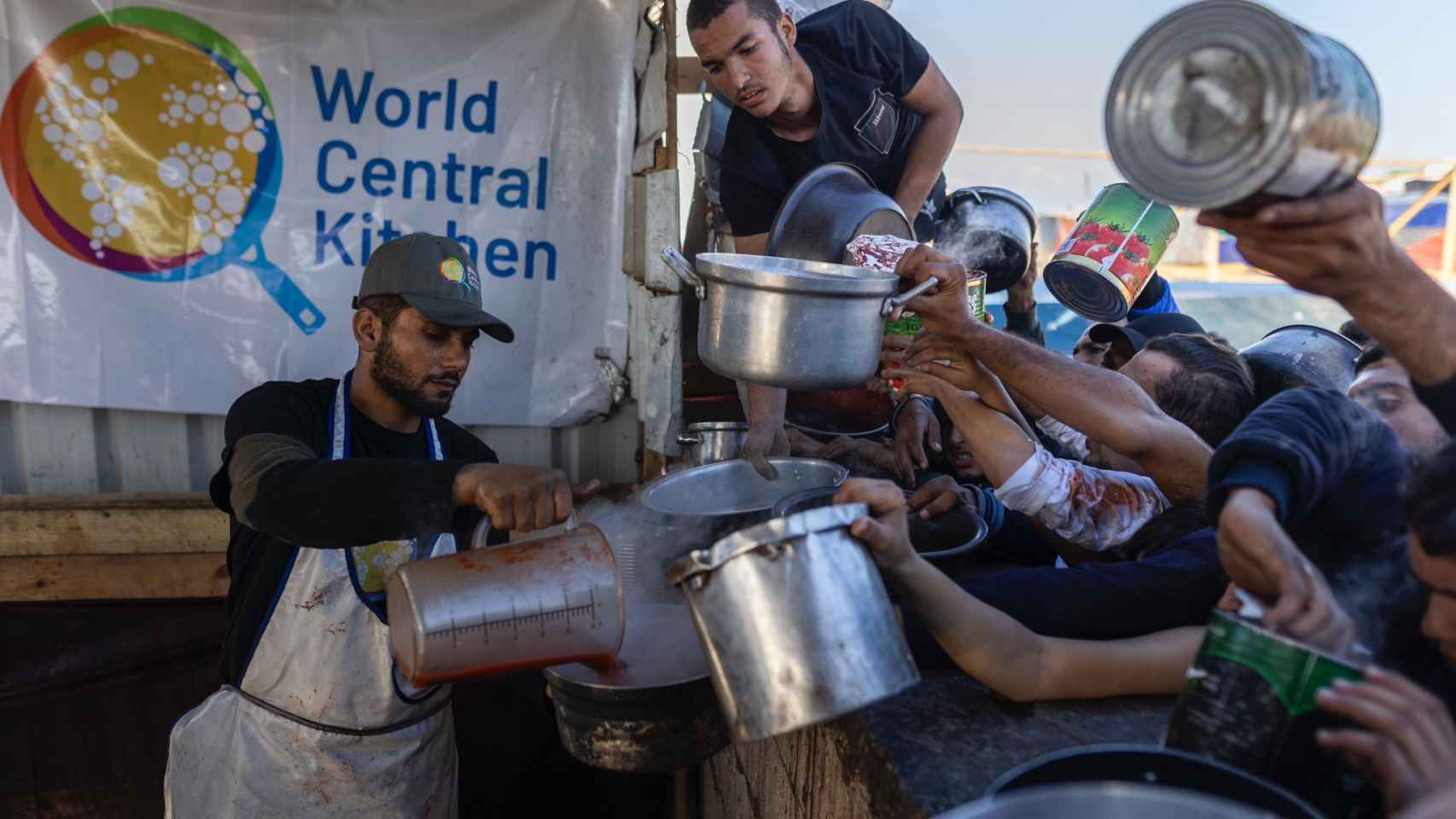 El equipo de WCK reparte comidas en la Franja de Gaza